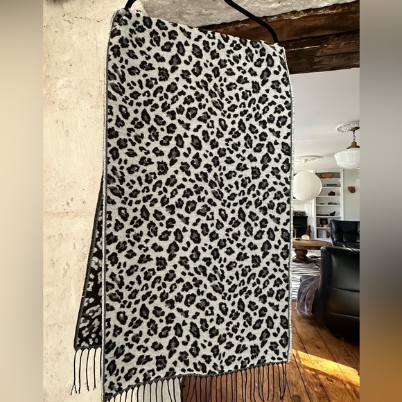 Steve Madden Leopard Oversized Reversible Blanket Scarf - Picture 2 of 6